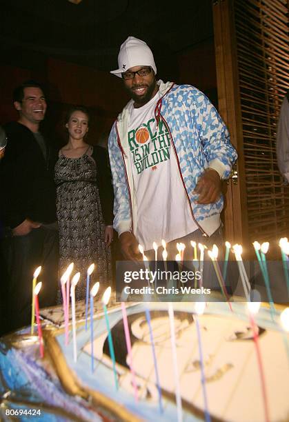 Cash Warren, from left, actress Jessica Alba and NBA player Baron Davis attends Davis' birthday at Stone Rose Lounge on March 22, 2008 in Beverly...