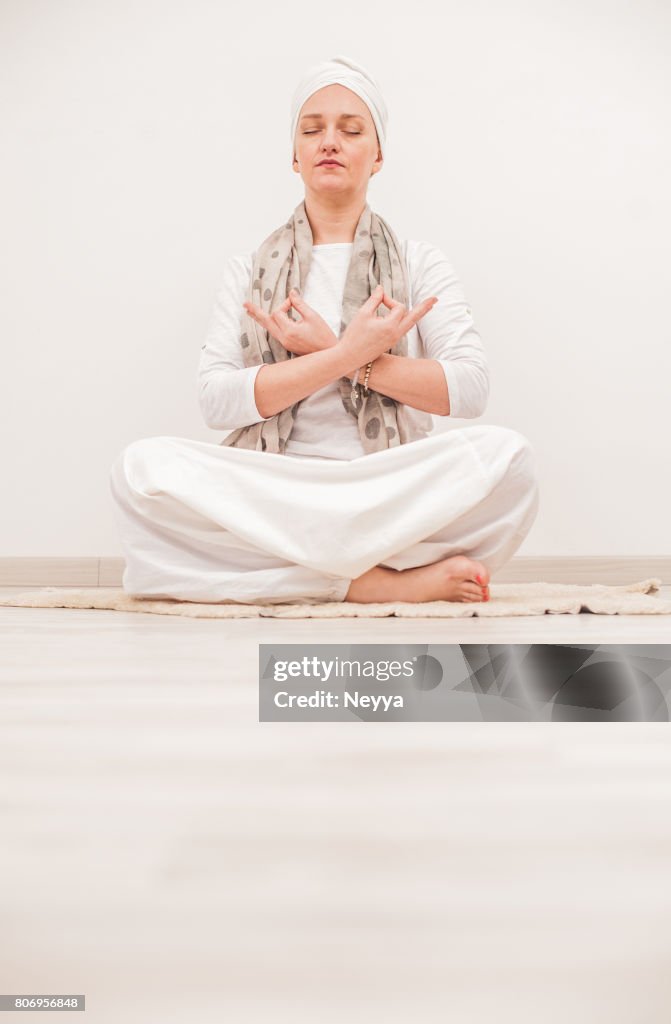 Jeune femme pratiquant le Mudra, Kundalini Yoga Asana
