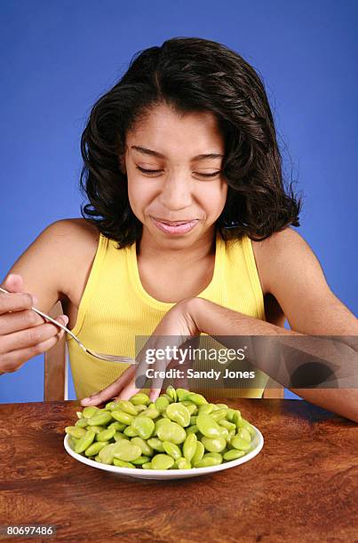 10-year old child upset at having to eat lima beans - feijão manteiga imagens e fotografias de stock