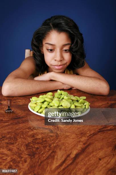 10-year old child upset at having to eat lima beans - feijão manteiga imagens e fotografias de stock