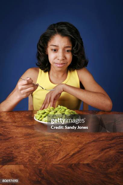 10-year old child upset at having to eat lima beans - feijão manteiga imagens e fotografias de stock