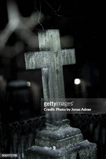 the granite cross - sorgsenhet fotografías e imágenes de stock