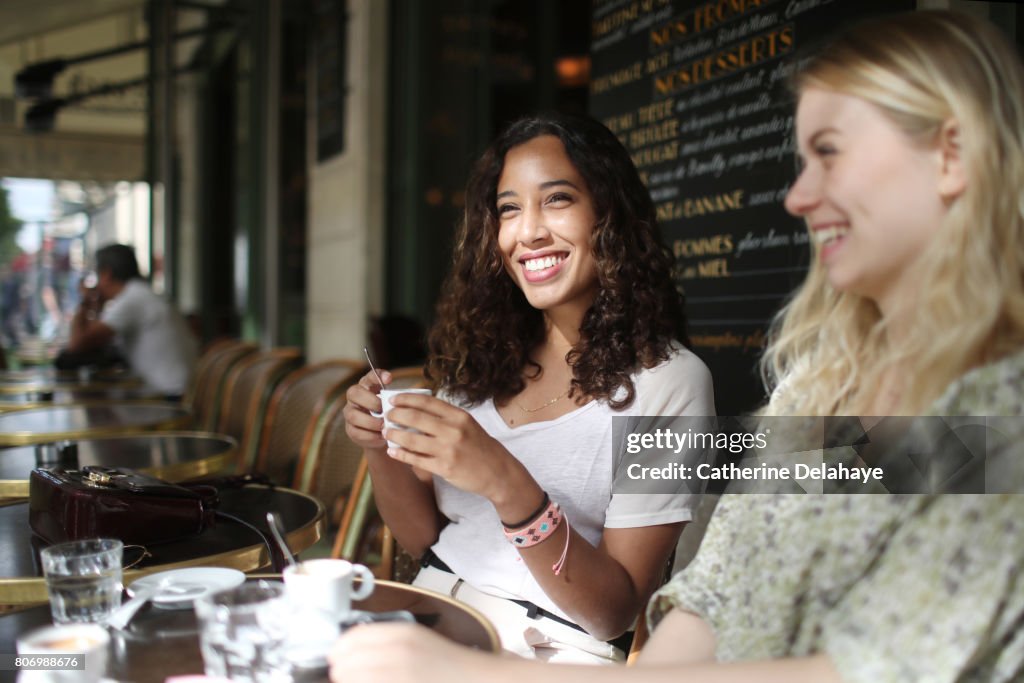 2 young women to the terrace of a parisian coffee