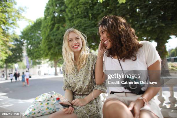 2 young women visiting paris - skirt stock photos et images de collection