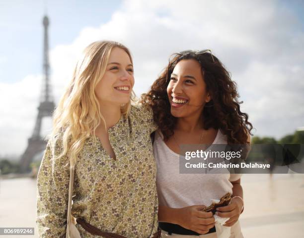 2 young women visiting paris - the two towers stock pictures, royalty-free photos & images