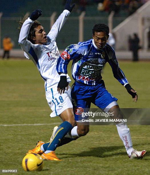 Ronald Eguino of Bolivian Real Potosi vies for the ball with Marcelo Martins of Brazilian Cruzeiro for their Libertadores Cup football match at...