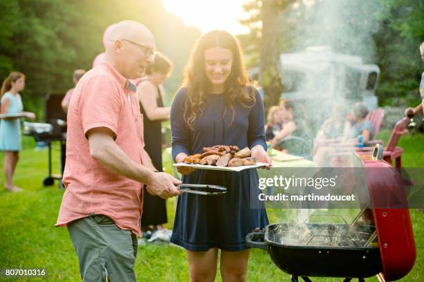 大きな家族の集まり夏屋外でのバーベキューの調理肉を父します。 - big cook ストックフォトと画像