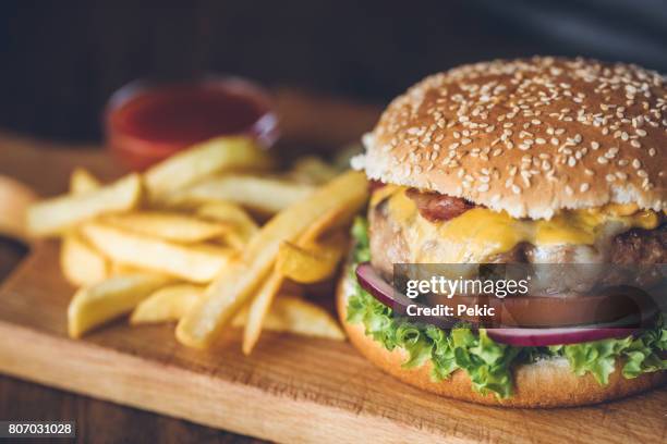 fresco saboroso hambúrguer - fast food french fries - fotografias e filmes do acervo
