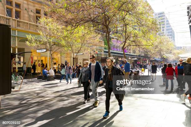 winterzon op pitt street sydney australia - sydney shopping stockfoto's en -beelden