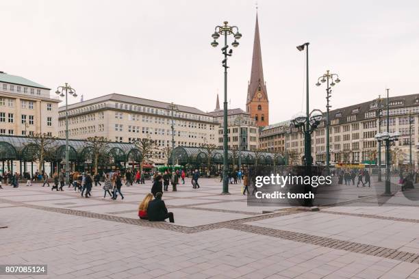 menschen gehen auf stadt rathausplatz, hamburg, deutschland - rathaus stock-fotos und bilder