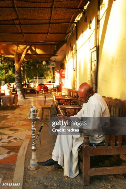 nubian hombres waterpipe en el sur de egipto, para fumadores - nubia fotografías e imágenes de stock