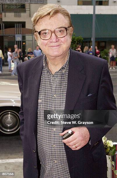 Steve Allen arrives at the premiere of "My Fi8ve Wives" at the Mann Criterion Theater 28, 2000 in Santa Monica, California.