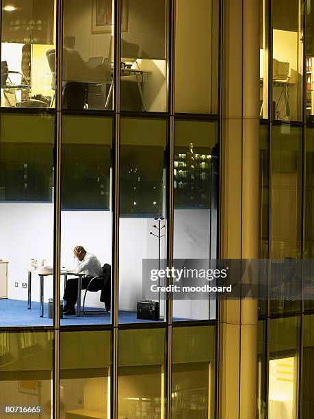 businessman in office with head in hands - matt drudge stock-fotos und bilder