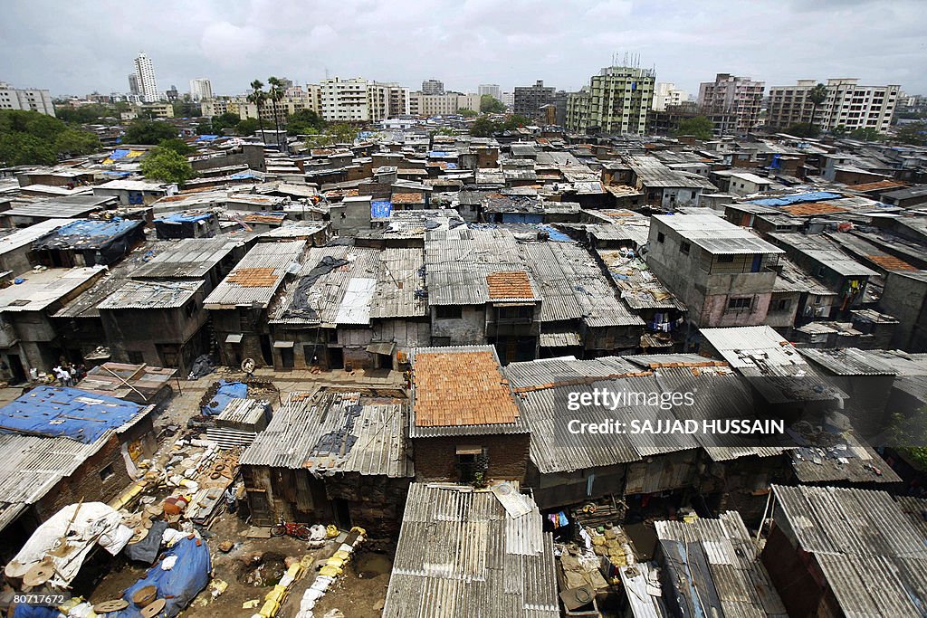 TO GO WITH AFP STORY 'India-economy-slum