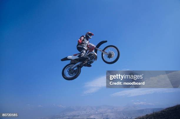 motorcross rider jumping - motocross photos et images de collection