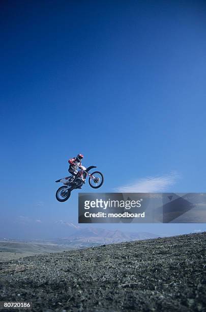 motorcross rider jumping - the moto x film experience stock-fotos und bilder