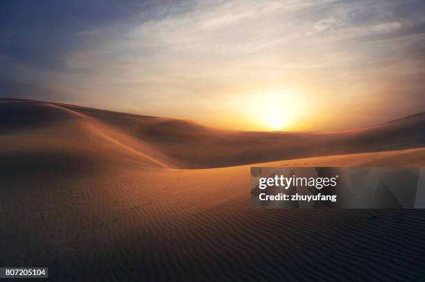 puesta de sol del desierto de arena - duna de arena fotografías e imágenes de stock
