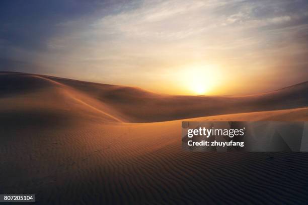 tramonto sulla sabbia del deserto - dune foto e immagini stock