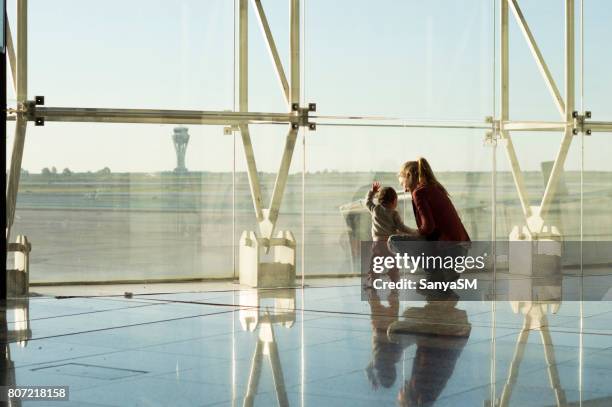 esperando de avión - family at airport fotografías e imágenes de stock