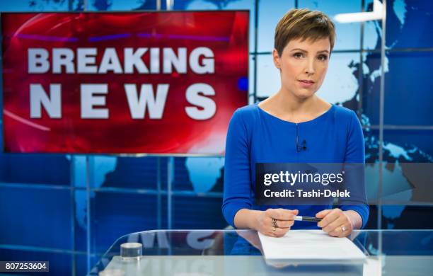 newsreader im fernsehstudio - news studio stock-fotos und bilder