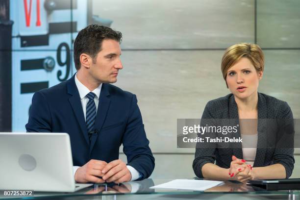 nieuwslezer paar in televisiestudio - presentator media stockfoto's en -beelden