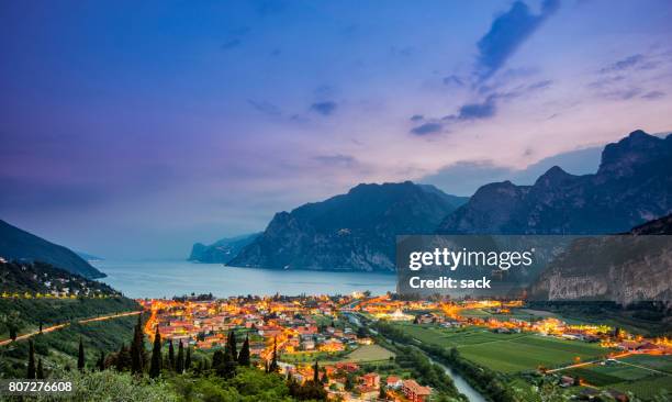 名護市博樂和日落時加爾達湖 - lake garda 個照片及圖片檔