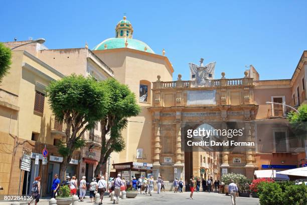 entrance gate to marsala old town, near trapani. - marsala stock pictures, royalty-free photos & images