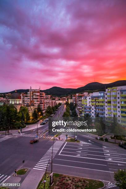 vista ad alto angolo del tramonto nel centro di deva, transilvania, romania - hunedoara foto e immagini stock