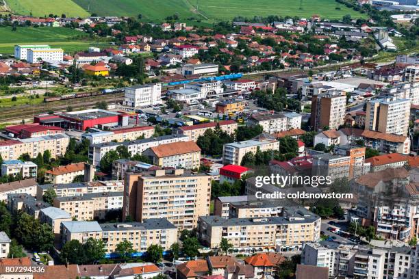 vista ad alto angolo del centro di deva, transilvania, romania - hunedoara foto e immagini stock