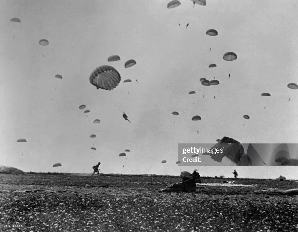 FRANCE-DDAY-WWII-TROOPS-LIBERATION-AIRDROPPING