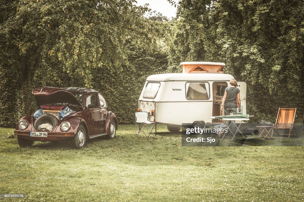 VW Käfer Oldtimer mit einer Karawane