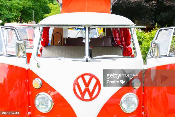volkswagen transporter t1 camper van em um parque - sjoerd van der wal or sjo - fotografias e filmes do acervo
