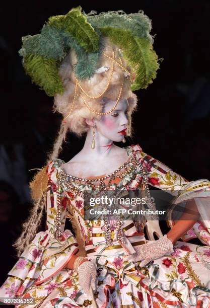 823 Fashion Galliano Dior 11 Stock Photos, High-Res Pictures, and Images -  Getty Images