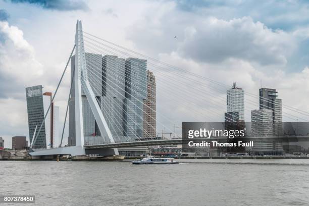 puente del punto de referencia en rotterdam - rio nieuwe maas fotografías e imágenes de stock