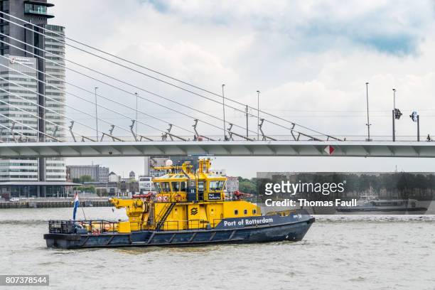 puerto de rotterdam puerto autoridad barco bajo el puente - rio nieuwe maas fotografías e imágenes de stock