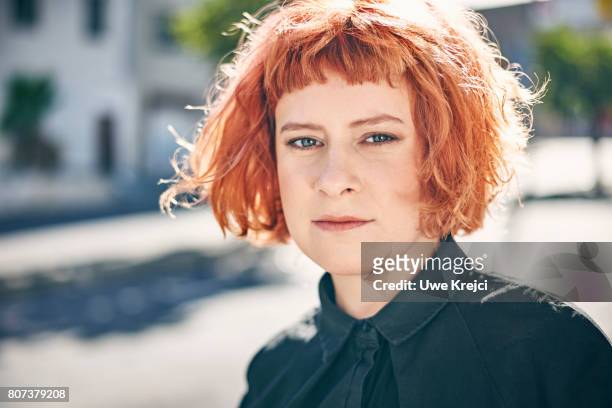 portrait of young woman - dyed red hair stock-fotos und bilder