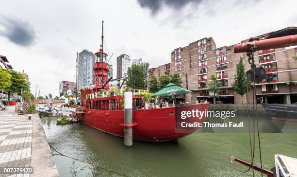 barco buque 11 usado como restaurante en rotterdam, países bajos - rio nieuwe maas fotografías e imágenes de stock