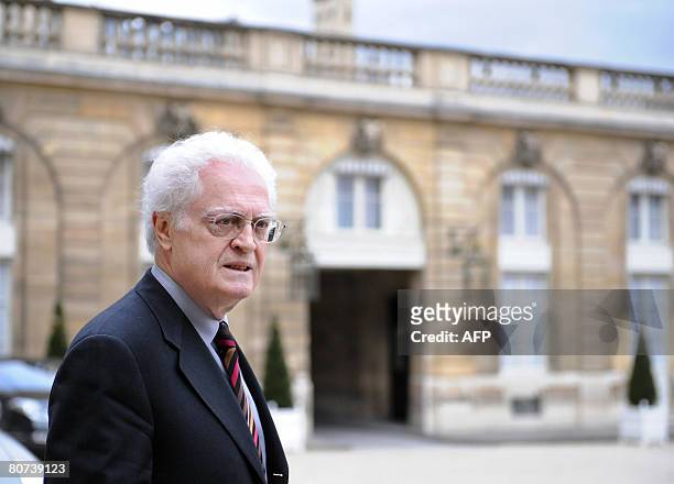 Ancien Premier ministre socialiste Lionel Jospin r?pond aux journalistes, le 18 avril 2008 au palais de l'Elys?e ? Paris, apr?s avoir rencontr? le...