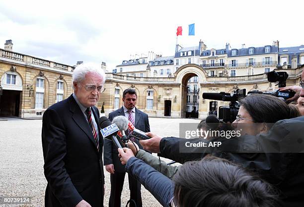 Ancien Premier ministre socialiste Lionel Jospin r?pond aux journalistes, le 18 avril 2008 au palais de l'Elys?e ? Paris, apr?s avoir rencontr? le...