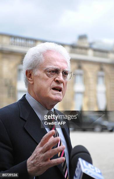 Ancien Premier ministre socialiste Lionel Jospin r?pond aux journalistes, le 18 avril 2008 au palais de l'Elys?e ? Paris, apr?s avoir rencontr? le...