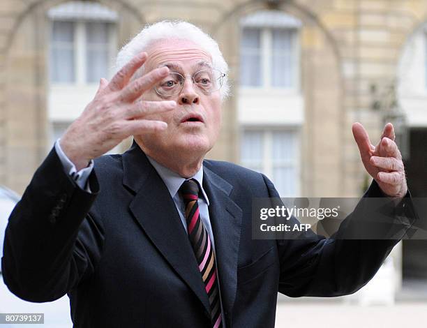 Ancien Premier ministre socialiste Lionel Jospin r?pond aux journalistes, le 18 avril 2008 au palais de l'Elys?e ? Paris, apr?s avoir rencontr? le...