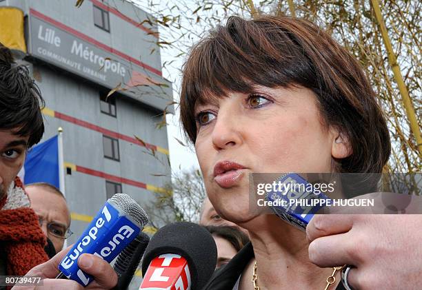 La maire PS de Lille Martine Aubry r?pond aux questions des journalistes, le 18 avril 2008 ? Lille, apr?s avoir ?t? ?lue pr?sidente de Lille...