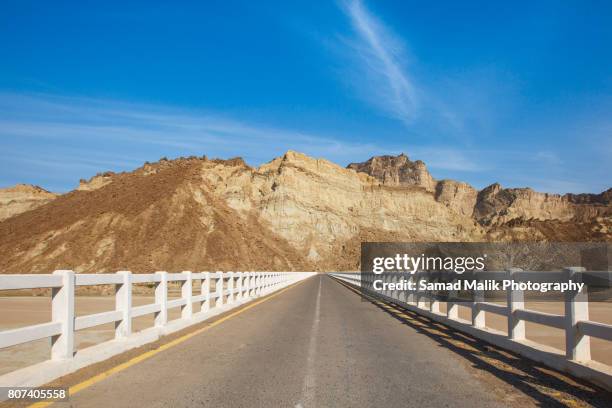 balochistan mountain - national highways of pakistan photos et images de collection