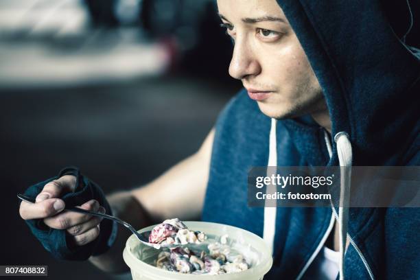 man eating healthy snack in gym - calcio sport imagens e fotografias de stock