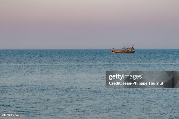 boat sailing in the staight of hormuz near hormuz island, persian gulf, hormozgan province, southern iran - hormuz island stock pictures, royalty-free photos & images