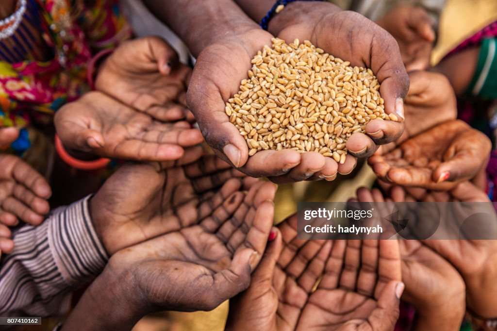 Faim enfants africains demandant de la nourriture, Afrique