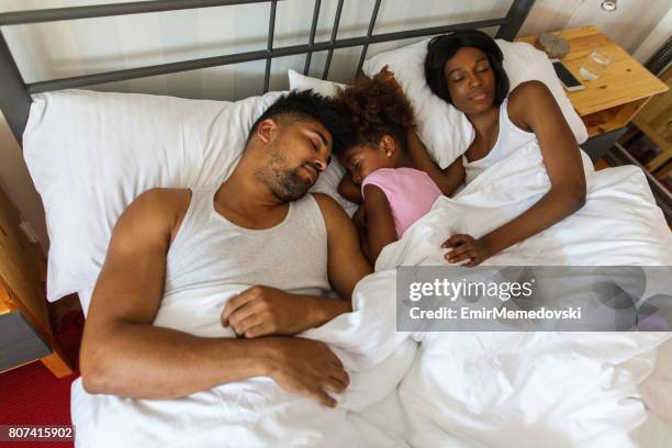 família dormindo profundamente pela manhã - person sleeping soundly - fotografias e filmes do acervo