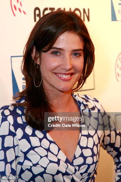 Cobie Smulders arrives at the Cool Comedy-Hot Cuisine Benefit for the