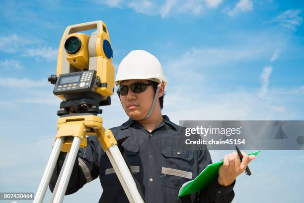 survey equipment camera tool for civil engineer to surveying. engineering concept. - cartograaf stockfoto's en -beelden