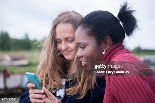 woman and teenage girl looking at smartphone - 807453486,807453502,807453516,807462304,807462308,807462298,807462302,807462360,807462344,807462326,807462330,807462374,807480870,807484068,807484070,807484072,807486462,807486494,807486458,807486466 stockfoto's en -beelden